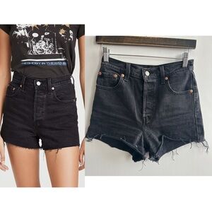 26 LEVI’S Ribcage Shorts